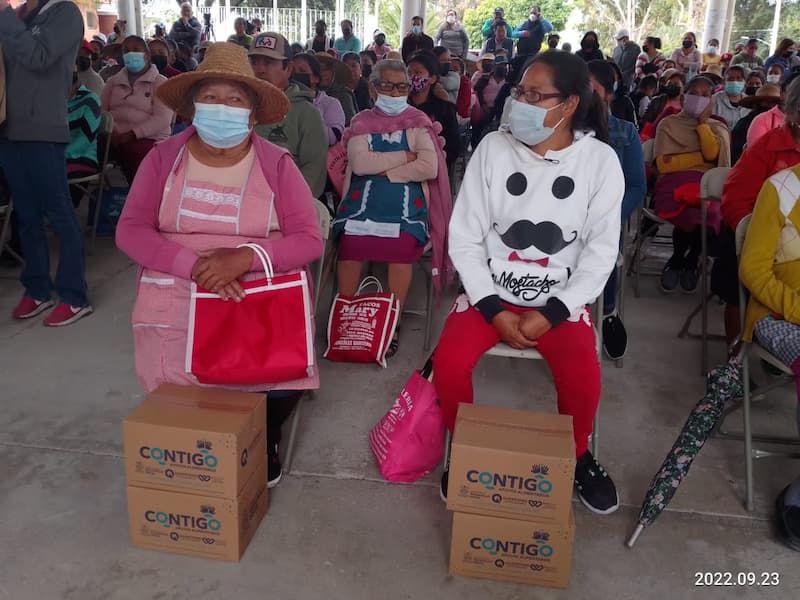 Habitantes de Santa Rosa Xajay recibiendo apoyos alimentarios