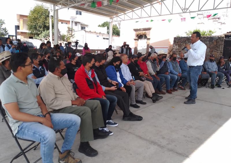 Entregan caminos de saca en El Chaparro, San Juan del Río 2 Roberto Cabrera en pláticas con habitantes de la comunidad de El Chaparro