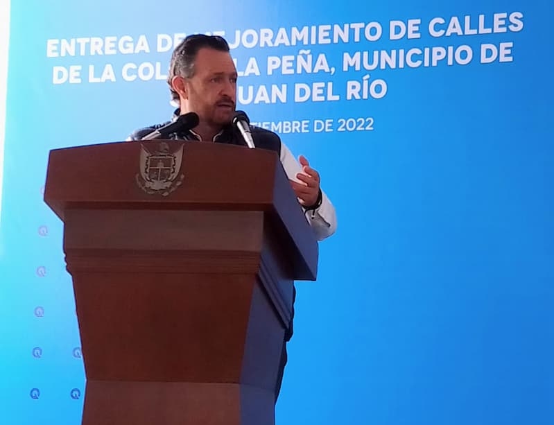 Mauricio Kuri dirigiendo la palabra durante entrega de obra en La Peña, SJR