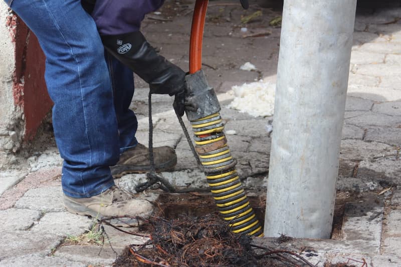 JAPAM mantiene trabajos de desazolve en San Juan del Río con equipo Vactor