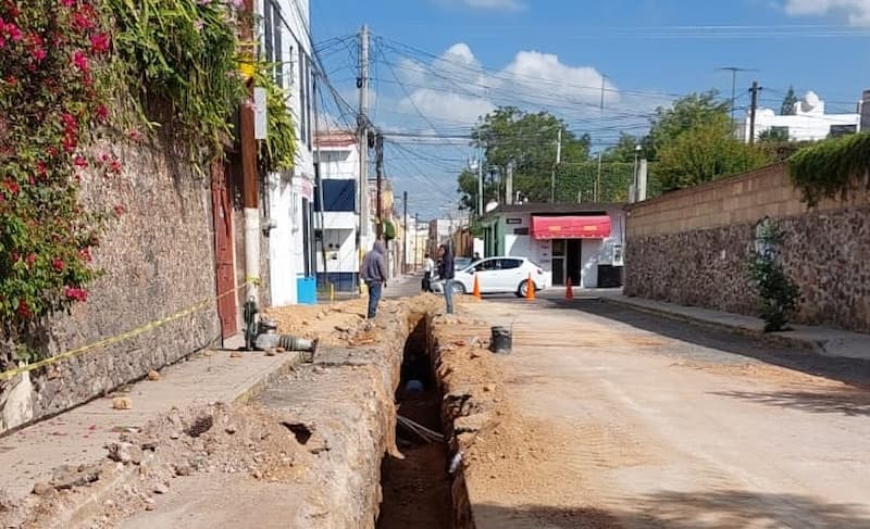 Trabajadores de JAPAM durante obra en calle del centro en SJR