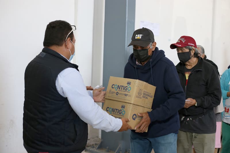 Adultos mayores reciben de empleados de gobierno paquete de despensa en Cazadero, San Juan del Río
