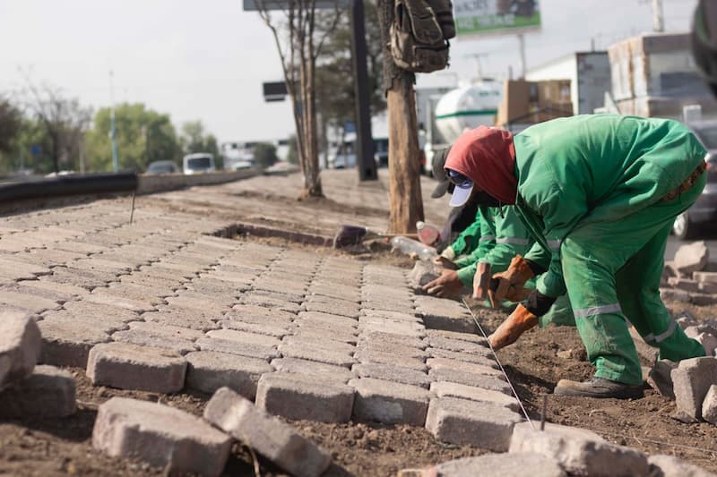 Empleados realizando trabajos de obra en Av. Central