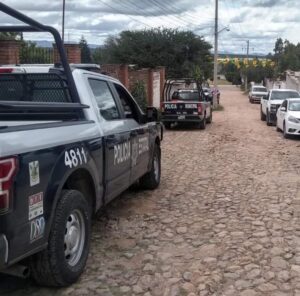 PoEs y FGE realizan cateos en Tequisquiapan y recuperan 2 vehículos robados
