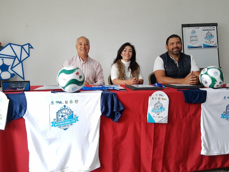 Presentan trofeo que será entregado a la selección ganadora de este torneo