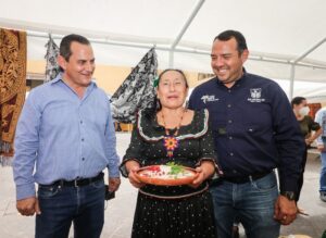 Roberto Cabrera entrega premios a ganadores del concurso del Festival del Chile en Nogada