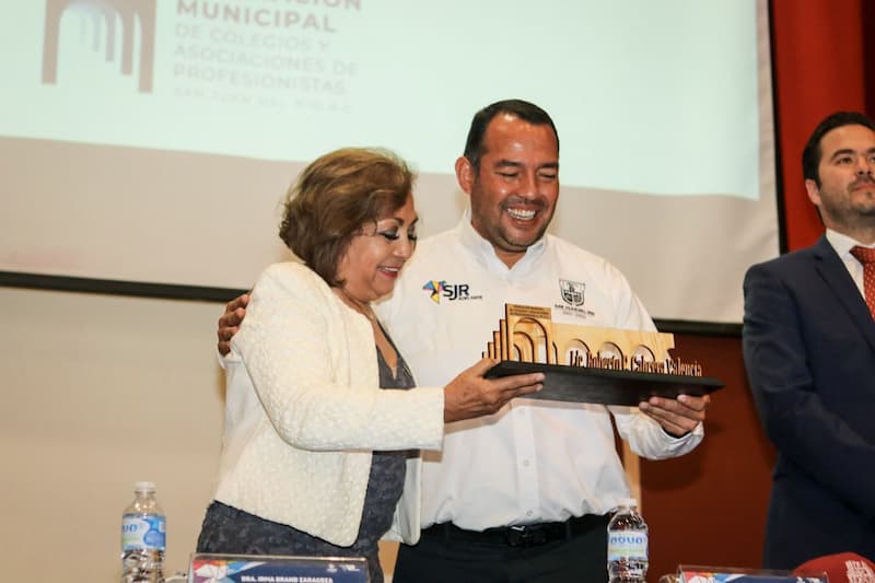 Roberto Cabrera recibió reconocimiento por parte de la Federación Municipal de Profesionistas