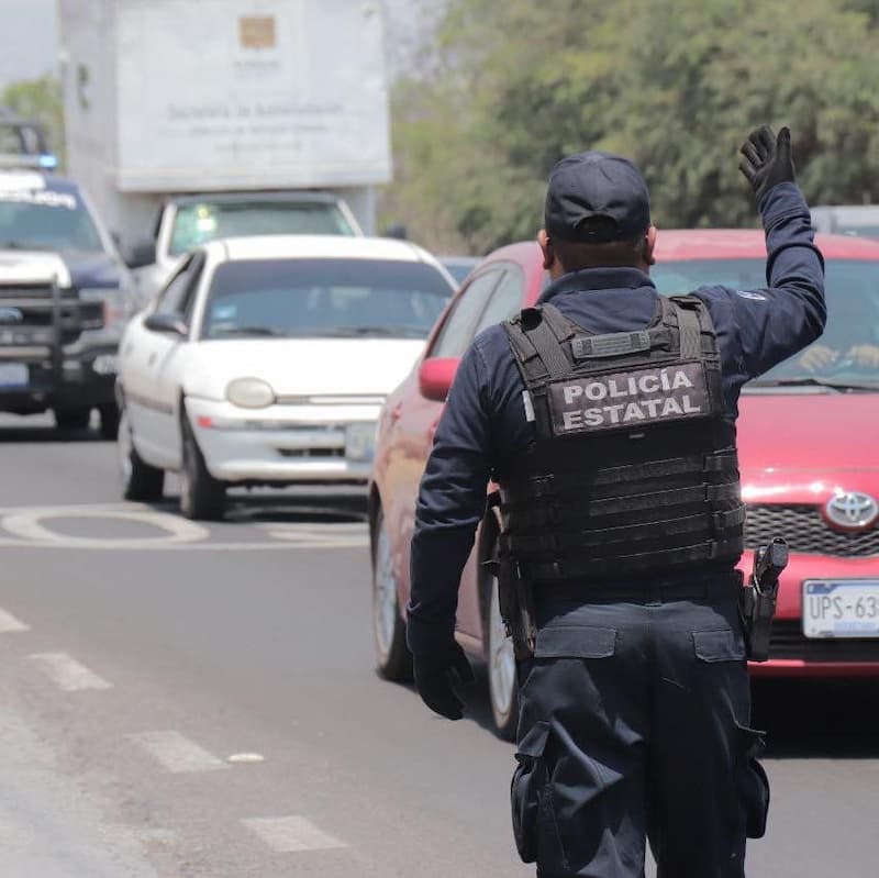Policía Estatal dirigiendo el tránsito vehicular durante operativo de seguridad