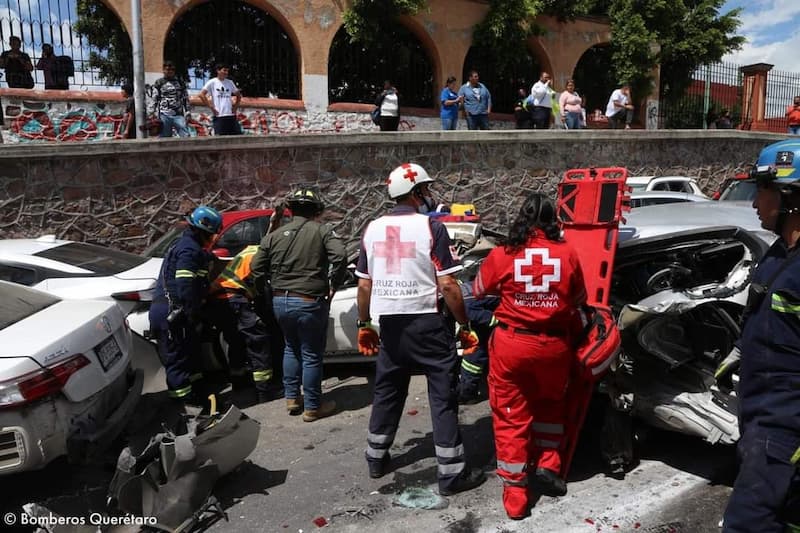 Tráiler sin frenos arrastra 22 vehículos en Querétaro; al menos 44 lesionados