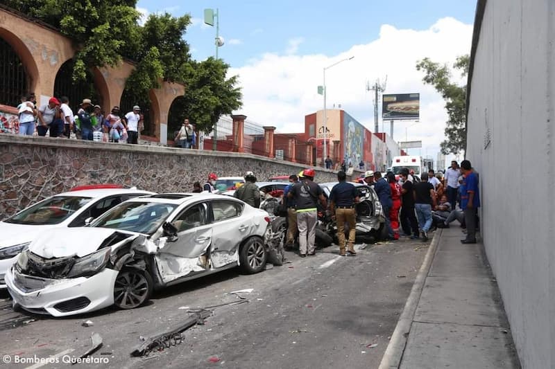 Tráiler sin frenos arrastra 22 vehículos en Querétaro; al menos 44 lesionados