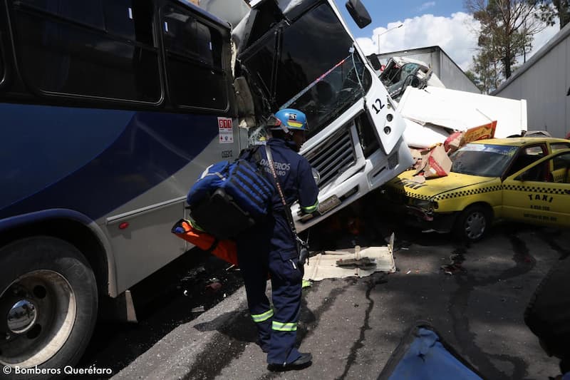Tráiler sin frenos arrastra 22 vehículos en Querétaro; al menos 44 lesionados