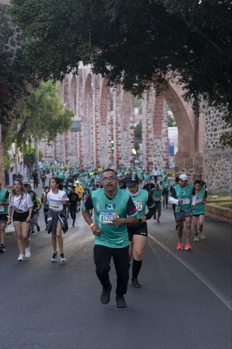 Corredores participan en el Querétaro Maratón 2022