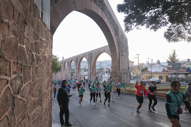 Deportistas participan en el Querétaro Maratón 2022