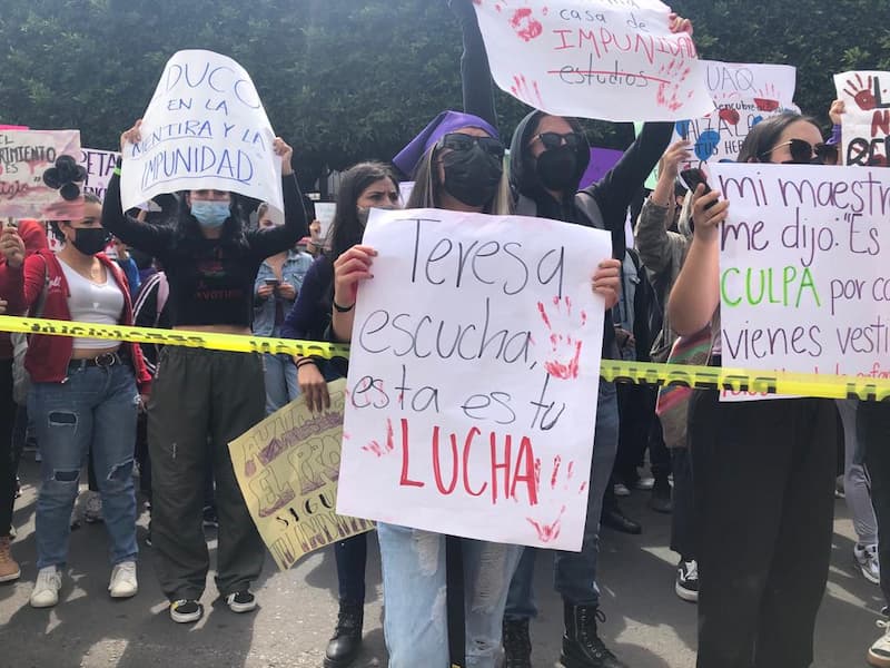 Alumnos de la UAQ manifestandose en calles de SJR