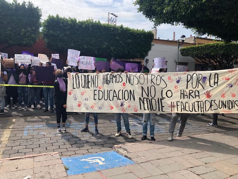 Alumnos de la UAQ manifestandose en calles de SJR