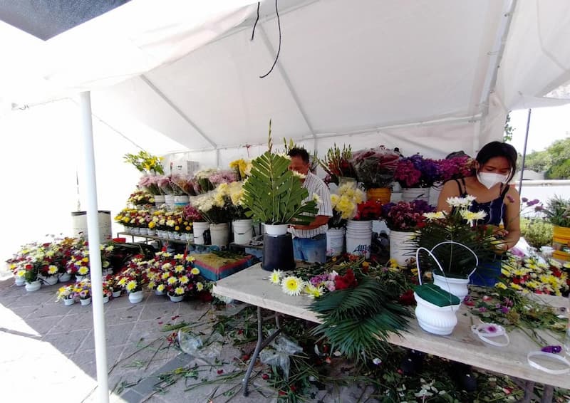 Califican como exitoso el Pabellón de las flores en panteones de San Juan del Río