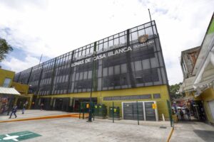 Luis Nava asistió al aniversario del Mercado Municipal de Lomas de Casa Blanca