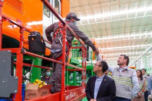 Mauiricio Kuri visitó planta de ensamble de vagones CRRC en Querétaro