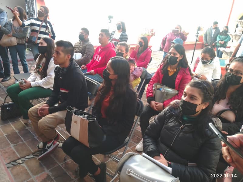 Jóvenes realizando registro para inscribirse al programa