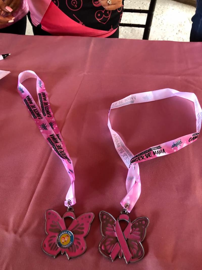 Medallas de carrera para concientizar sobre el cáncer de mama