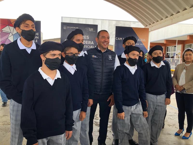Roberto Cabrera anuncia construcción de techumbre en escuela La Rosa Azul