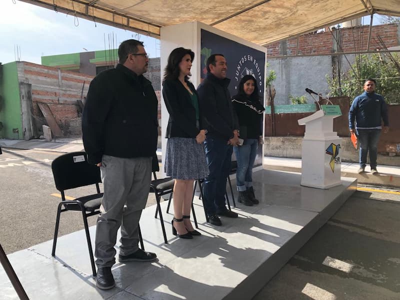 Roberto Cabrera entrega rehabilitación de calle en Pino Suárez Sur, SJR