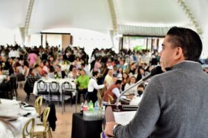 Roberto Sosa reconoció a docentes de Corregidora