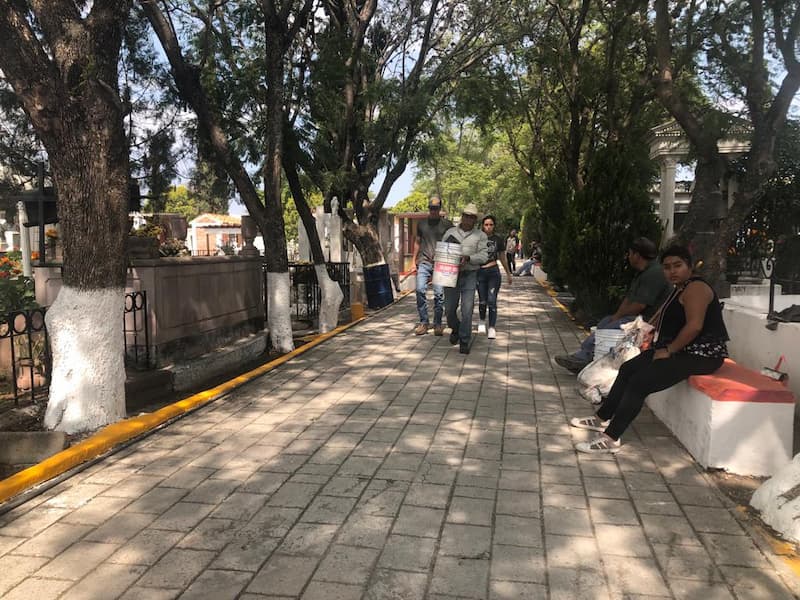 Sanjuanenses empiezan a visitar panteones municipales durante el fin de semana
