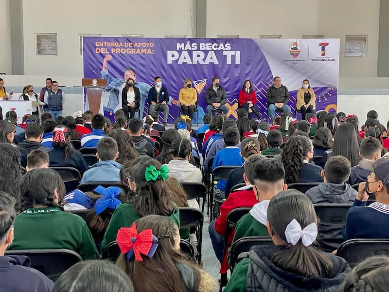 Toño Mejía realizó la entrega de becas educativas en Tequisquiapan