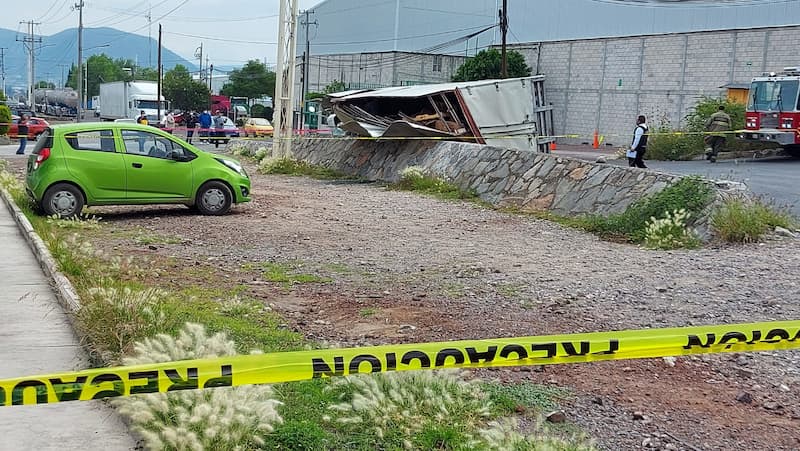 Vuelca camión en nuevo Parque Industrial de San Juan del Río