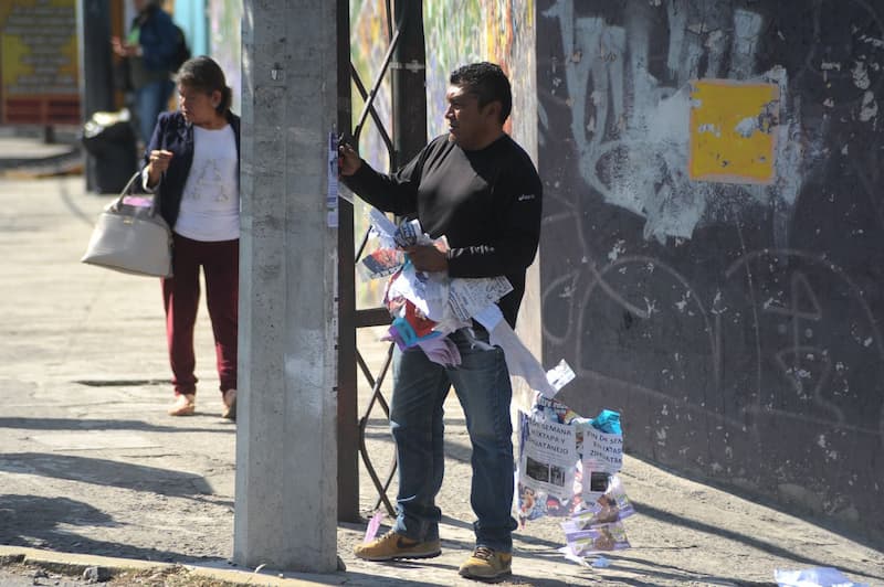 En San Juan del Río se combate la contaminación visual; retiran publicidad de mobiliario urbano