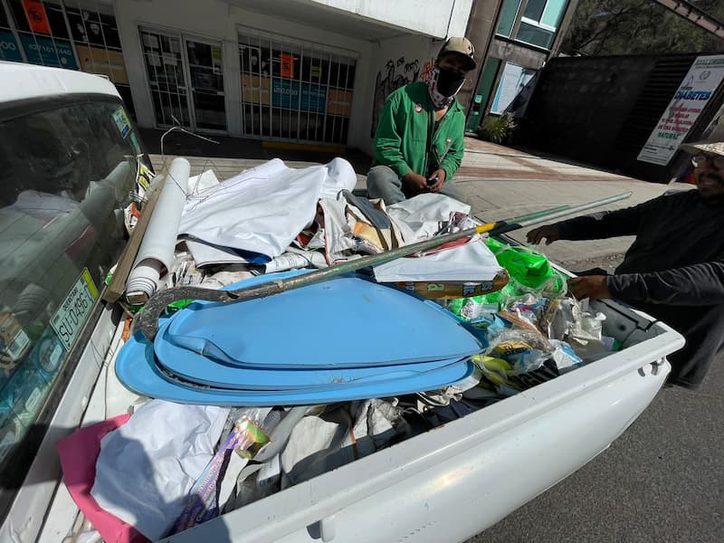 En San Juan del Río se combate la contaminación visual; retiran publicidad de mobiliario urbano