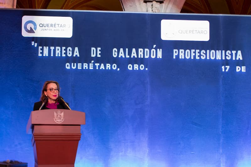 Guadalupe Murguía asistió a la entrega de galardones a profesionistas destacados de Querétaro