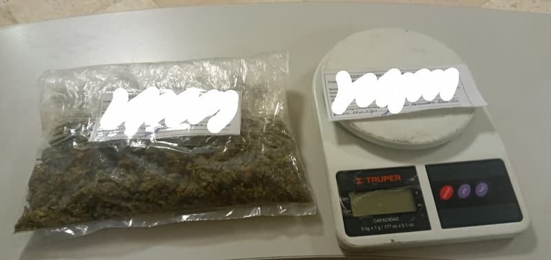 Policías de SJR detienen a un hombre con marihuana y una báscula en colonia Rancho Banthí