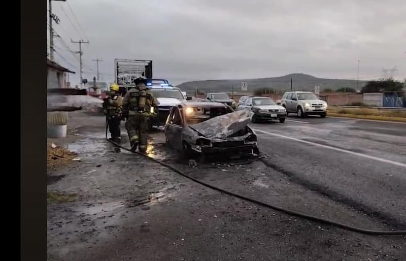 Se incendia vehículo en carretera a Tequisquiapan