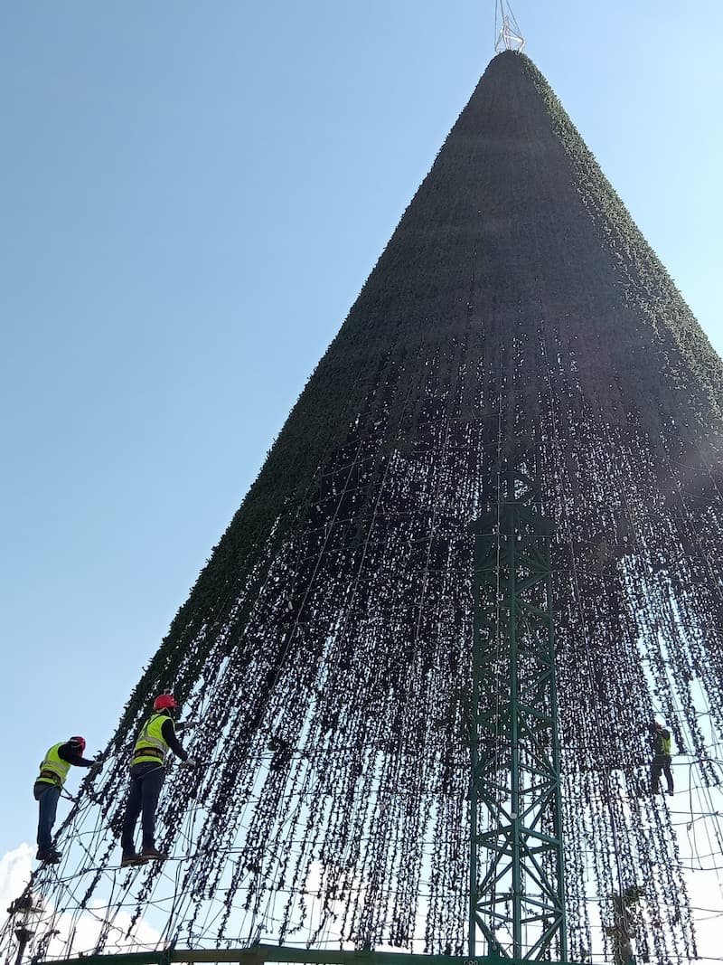 Supervisan colocación de mega árbol navideño en el Centro de San Juan del Río