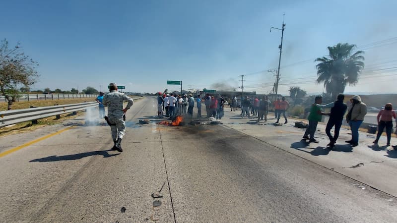 Taxistas irregulares bloquean la carretera 57 a la altura de Pedro Escobedo