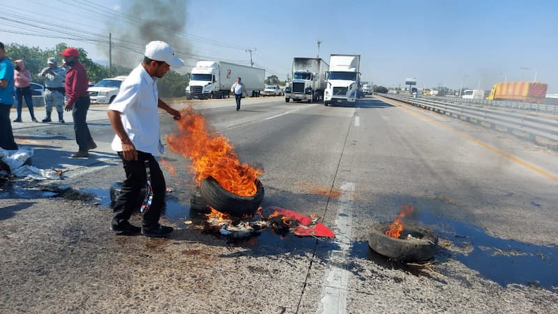 Taxistas irregulares bloquean la carretera 57 a la altura de Pedro Escobedo