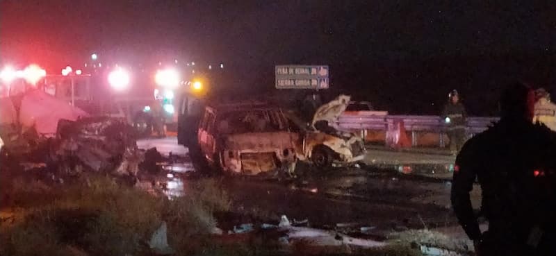 Terrible accidente en la 57, tráiler embiste autos, se calcinan y fallecen personas 1