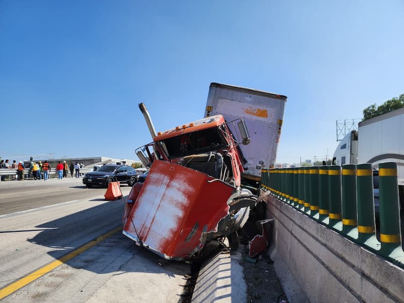 Aparatoso accidente en la México Querétaro