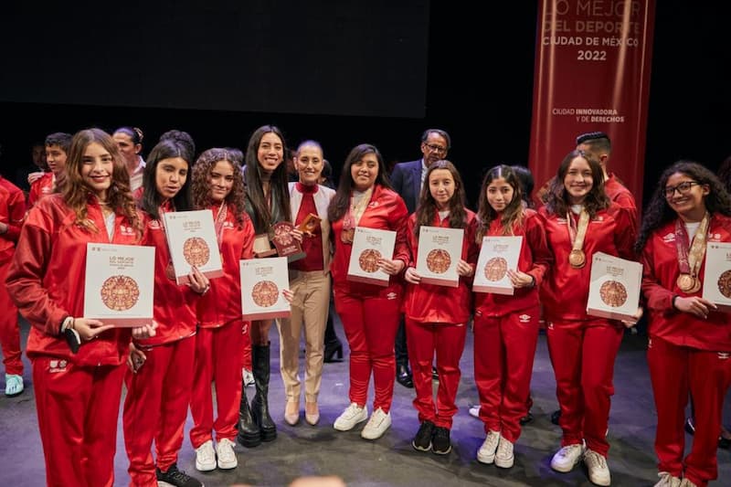 Claudia Sheinbaum reconoce a deportistas destacados en la capital del país