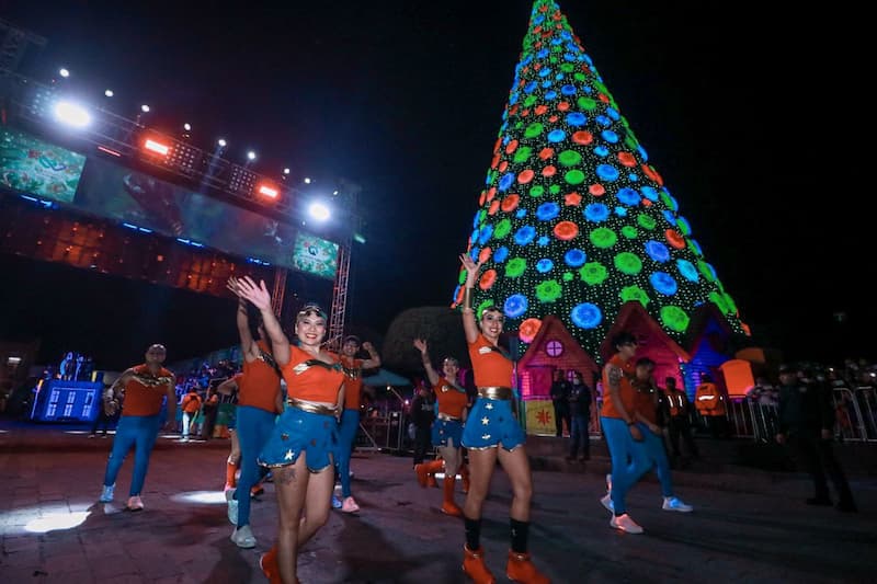 Asisten 22 mil personas al desfile navideño en San Juan del Río 1