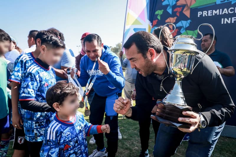 Roberto Cabrera encabezó premiación de la Liga Oficial Municipal Infantil de Futbol 2022