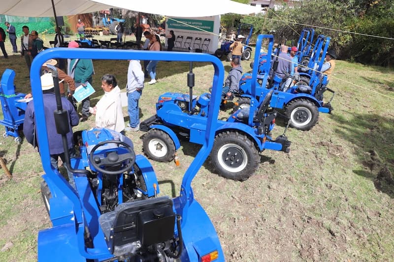 SEDEA entrega tractores a productores de Huimilpan