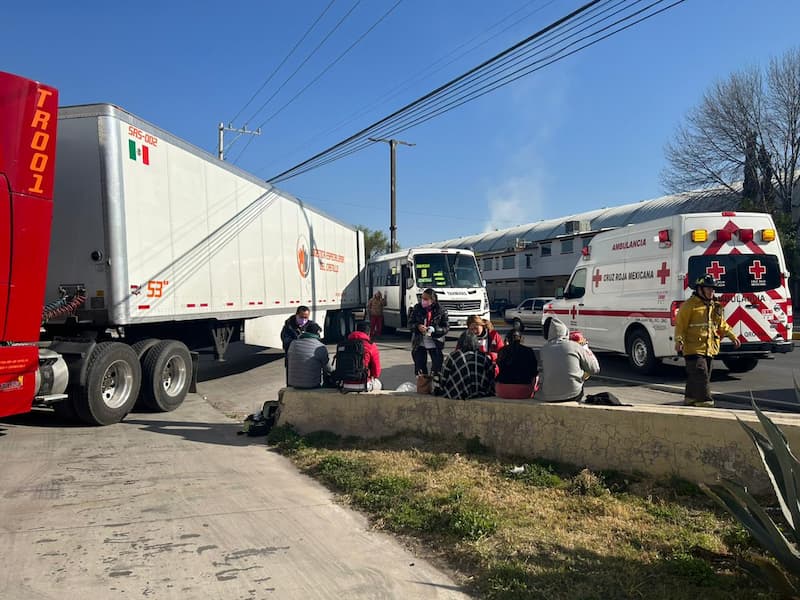 El choque dejó un saldo de 10 lesionados leves que fueron atendidos por Cruz Roja, Protección Civil y Bomberos Voluntarios de San Juan del Río