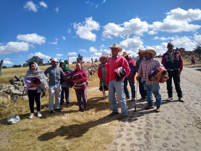 Cobijando Huimilpan ha llevado cobijas a abuelitos y abuelitas de las comunidades