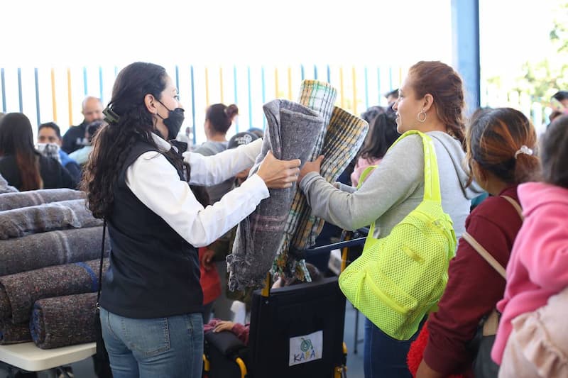 DIF Estatal sigue entregando cobijas a familias vulnerables al frío en Qro