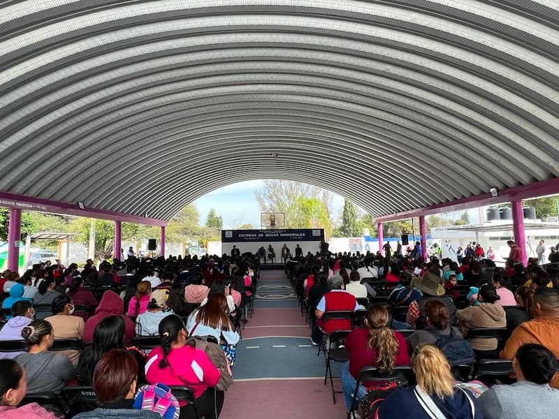 Entregan becas municipales en Pedro Escobedo