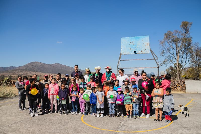 Reyes Magos llevan juguetes a niñas y niños de San Juan del Río y Amealco