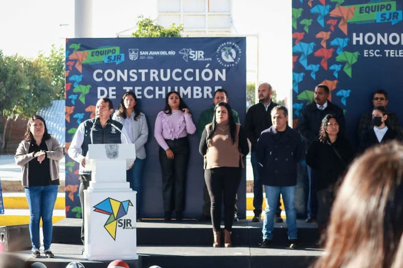 Roberto Cabrera entrega techumbre en telesecundaria de Santa Cruz Nieto, SJR